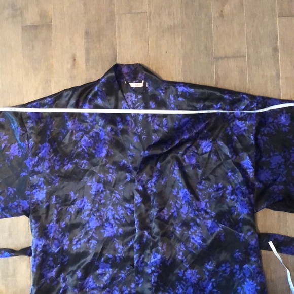 2/40$ 🛍 Beautiful Silk Robe - Picture 9 of 11